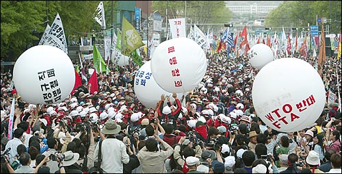 집회 참가자들이 자신들의 요구사항이 적힌 대형 풍선을 머리위로 굴리고 있다. 